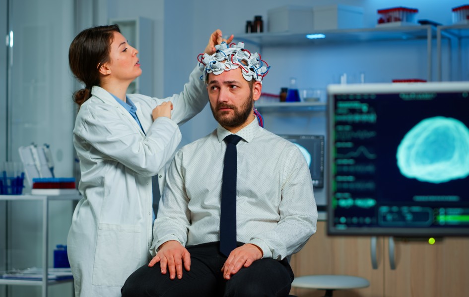 Image-of-a-neurologists-testing-a-patient-for-neurological-disorder